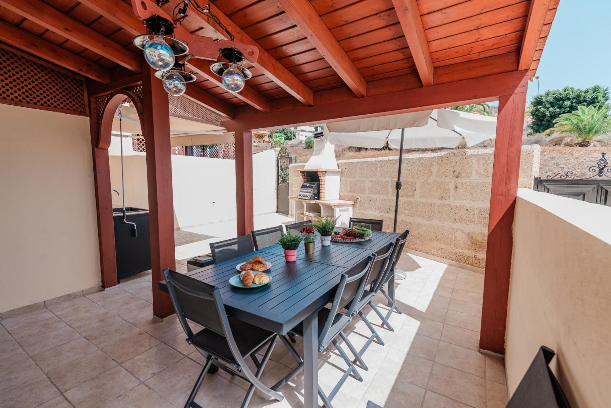 Comfortable 4-Bedroom Villa With Private Gardens Costa Adeje  Exterior foto